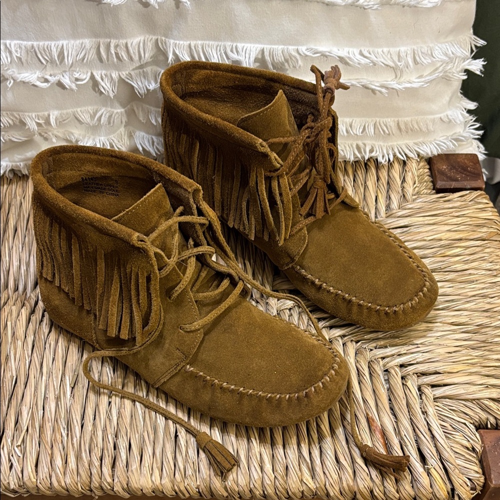 Minnetonka Tan Suede Moccasin Boots Women’s sz 9